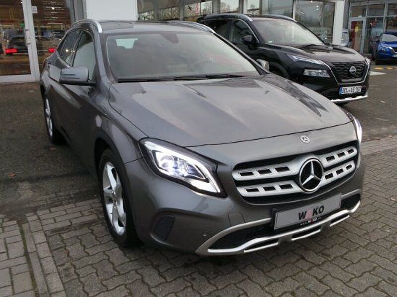 Mercedes-Benz GLA 180 Urban  Parktronic Navi Temp LED SHZ