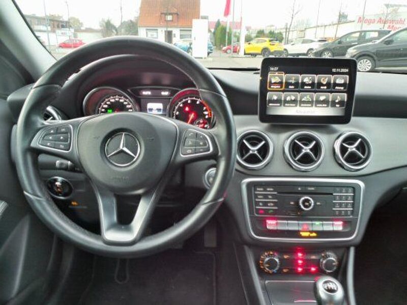 Mercedes-Benz GLA 180 Urban  Parktronic Navi Temp LED SHZ