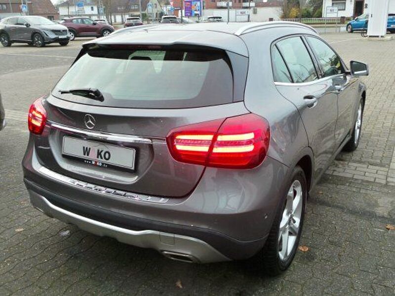 Mercedes-Benz GLA 180 Urban  Parktronic Navi Temp LED SHZ