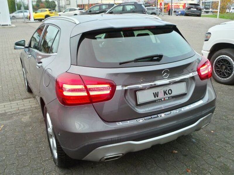 Mercedes-Benz GLA 180 Urban  Parktronic Navi Temp LED SHZ