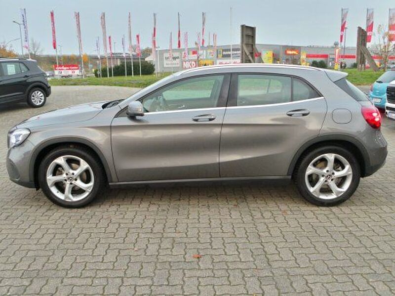 Mercedes-Benz GLA 180 Urban  Parktronic Navi Temp LED SHZ