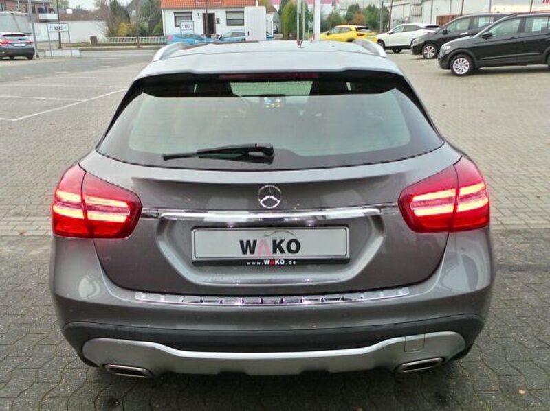 Mercedes-Benz GLA 180 Urban  Parktronic Navi Temp LED SHZ