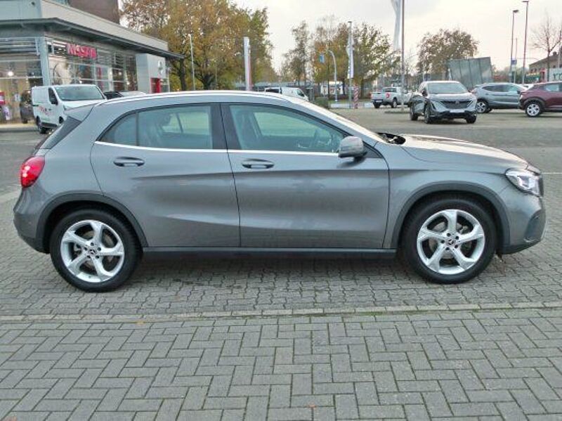 Mercedes-Benz GLA 180 Urban  Parktronic Navi Temp LED SHZ