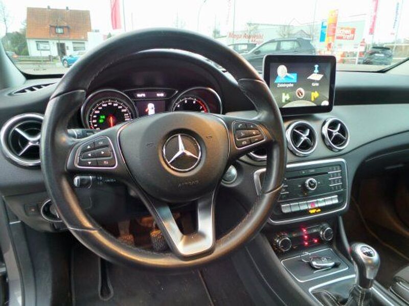 Mercedes-Benz GLA 180 Urban  Parktronic Navi Temp LED SHZ